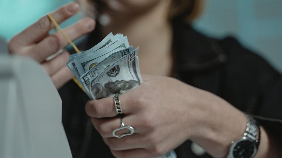 Arti Mimpi Menghitung Uang, Pertanda Rezeki atau Kekhawatiran?