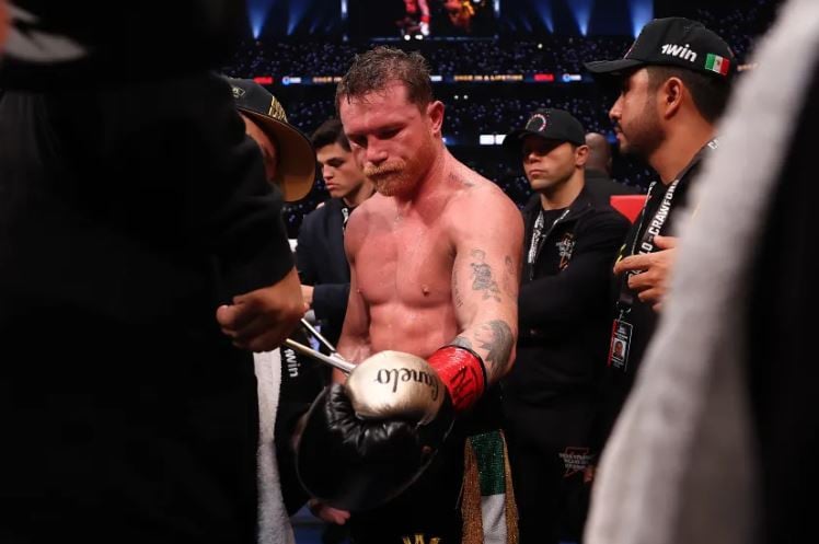 Canelo Operasi Siku, Comeback Februari Ditunda Tanpa Batas Waktu